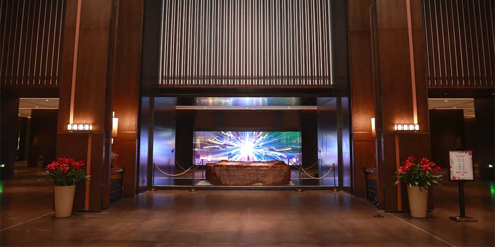 火狐体育官网登录晶泓LED光电玻璃诠释五星临朐华建大酒店高品质设计(图1)