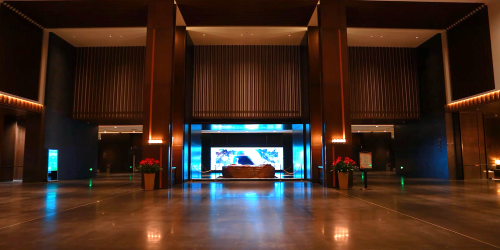 火狐体育官网登录晶泓LED光电玻璃诠释五星临朐华建大酒店高品质设计(图3)
